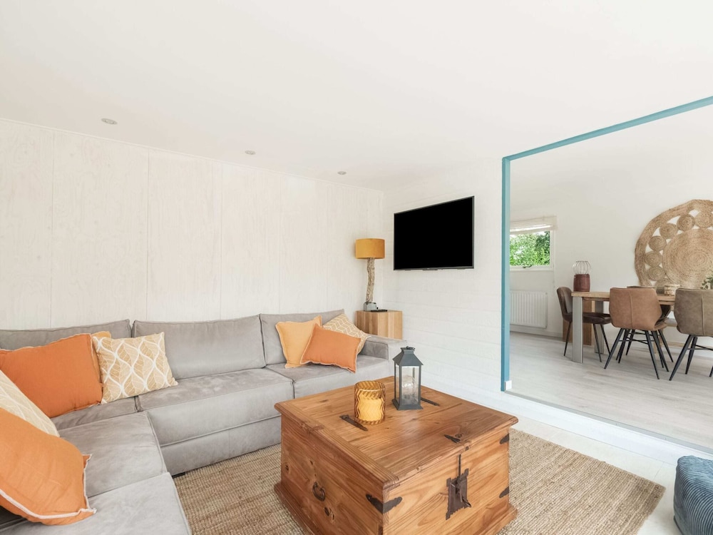Idyllic Holiday Home in Ooltgensplaat With Private Terrace