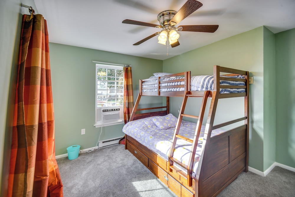 < 1 Mi to Beach! Quaint Norfolk Duplex w/ Yard