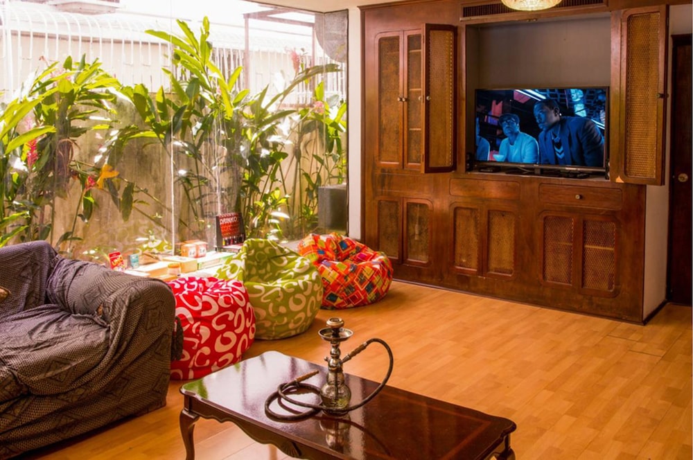 Los Mostros Hostel