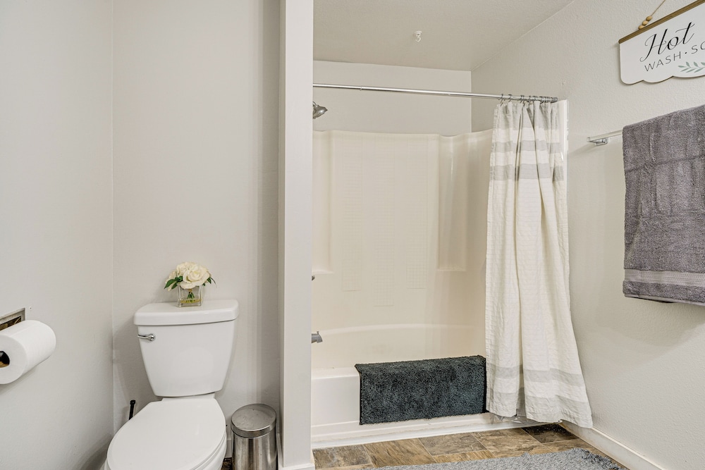 Cozy Apt w/ Private Deck, 2 Mi to Toyota Center!
