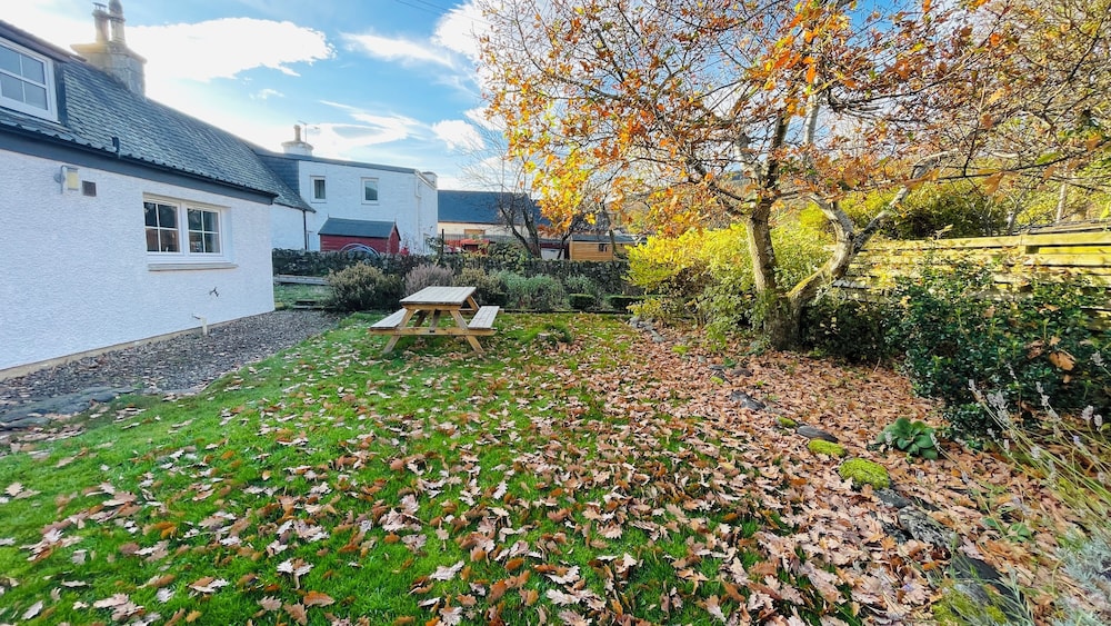 Traditional Highland Cottage Near Loch Ness-sleeps 6