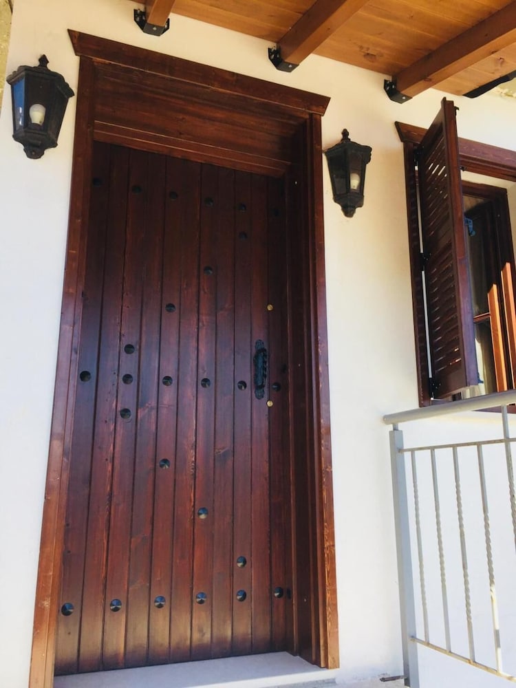 Denis - Private Rooms Guesthouse Gjirokastra