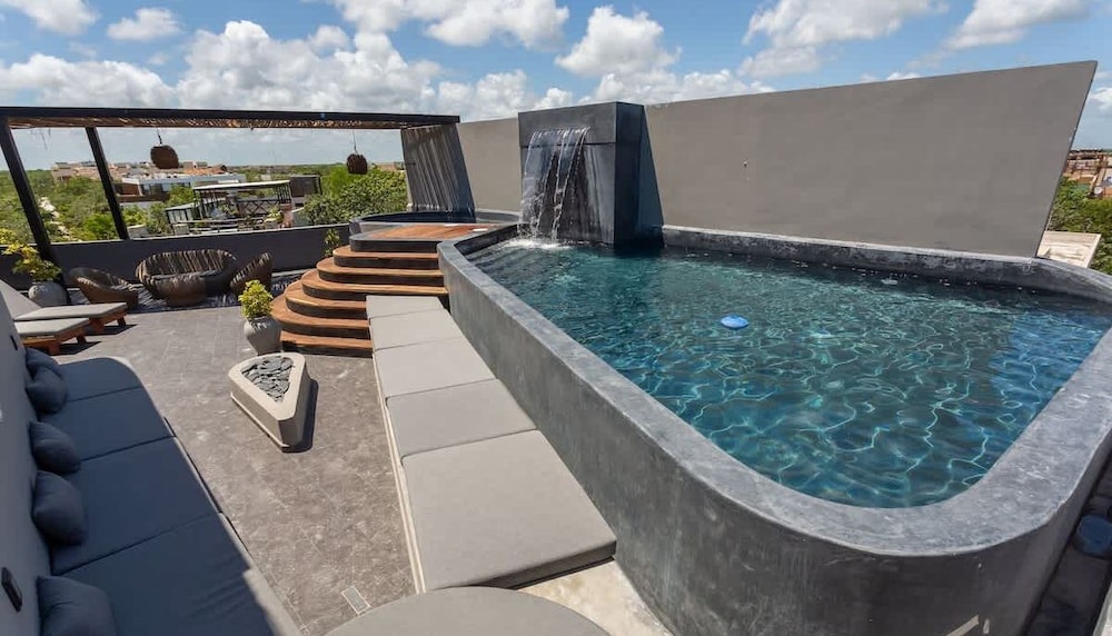 Luminous 2 BR With Roof Pool Close to Hotel Zone by Waves Management