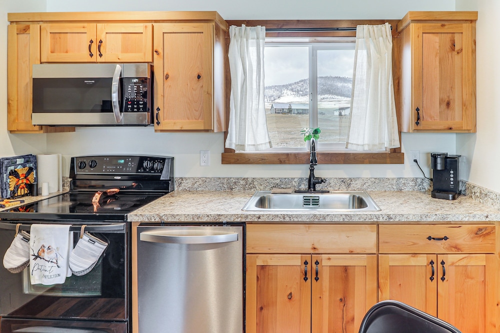 Starry Skies & Mtn Views: Family Retreat in Elmo