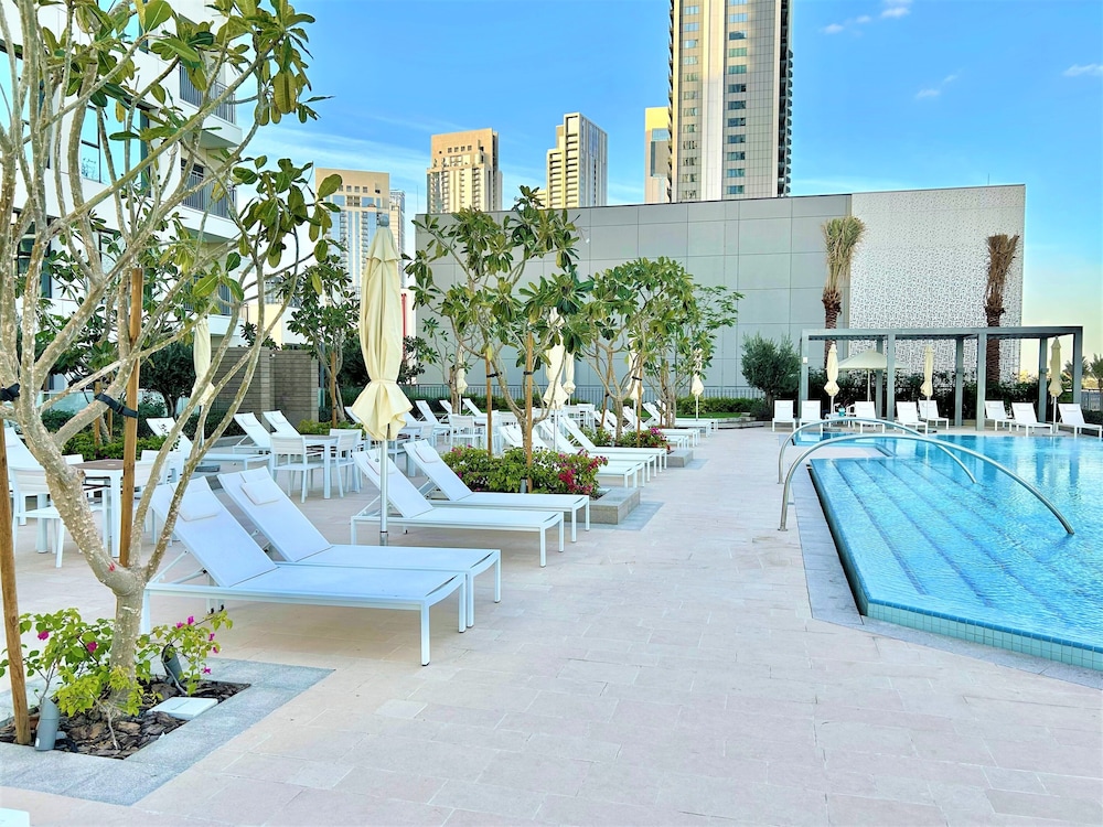 Elegant Stay: Balcony & Stunning Dubai Creek Views