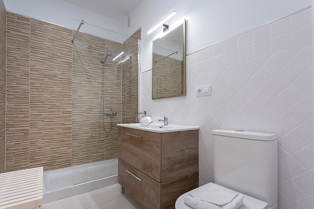 Magnificent 1 Bedroom Apartment With Balcony Santa Marta III
