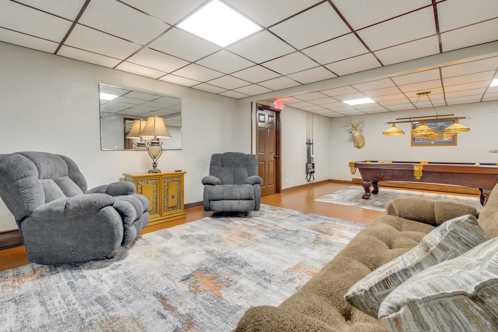 9 Mi to Downtown Rushville: Cozy Getaway w/ Grill