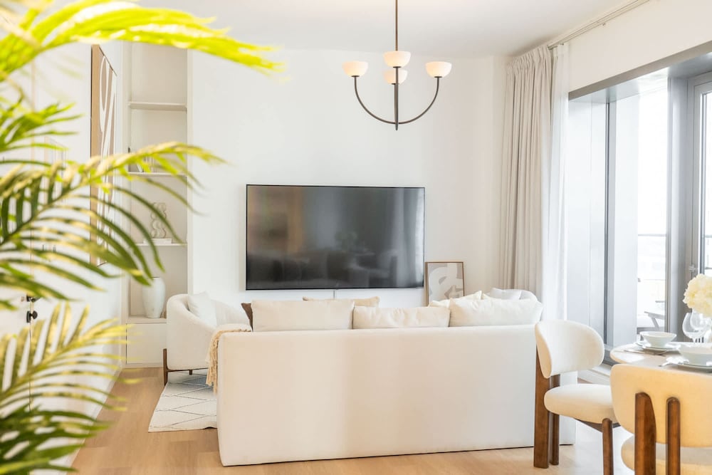 Bright and Airy 1-bedroom Apartment Perfect for 4 in Dubai Marina