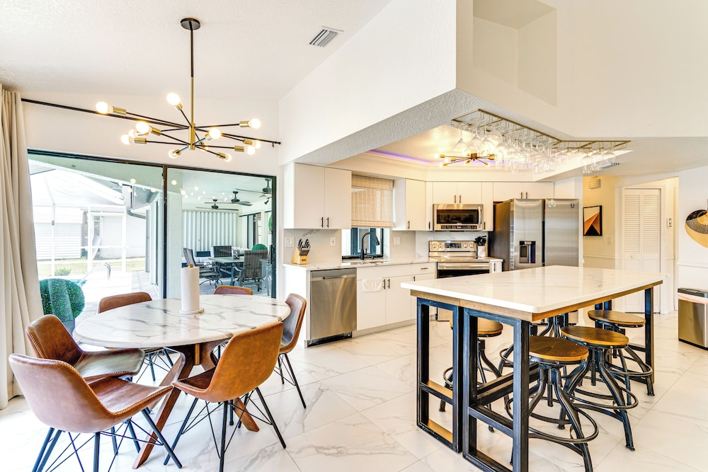 Group Getaway: Luxe Lakeside Gem in Port Charlotte