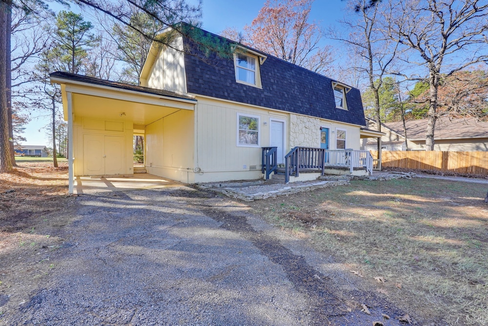 Chic Farmhouse, 3Mi to Lake-pet Friendly & Golfing