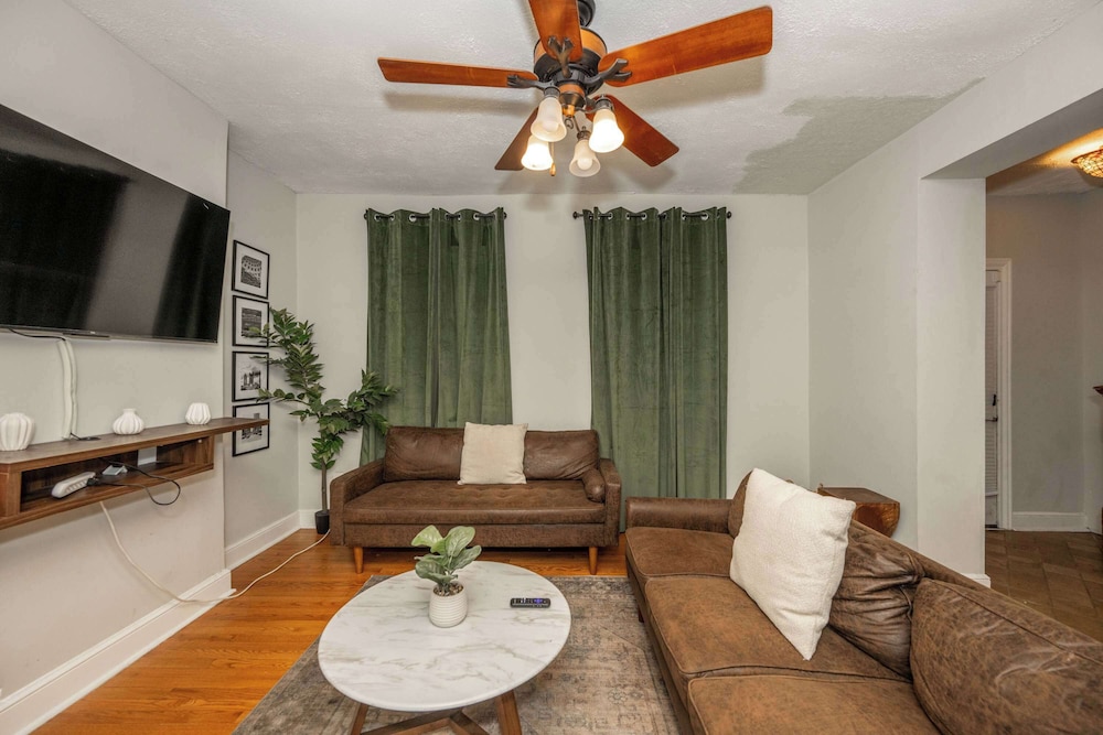 La Dolce Vita Retreat w Hot Tub - Image 1