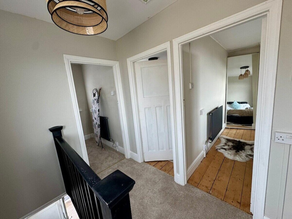 Cosy 2 Bedroom Home With Parking Near City Centre