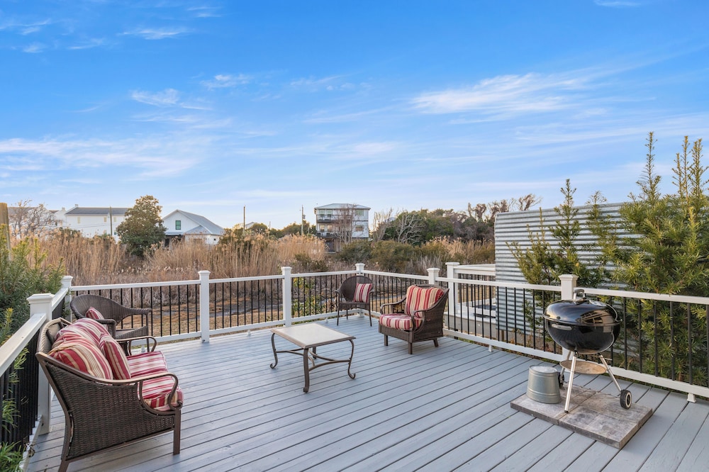 Searenity Awaits: 2-bd, 2-ba Coastal Escape! Perfect for 5! Pet Friendly!