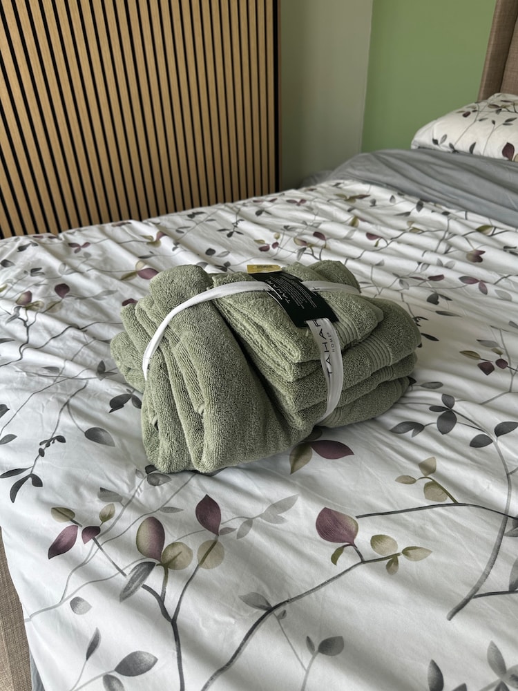 Green Lane 1-bed Apartment - Sleeps 4 & Pets Ok