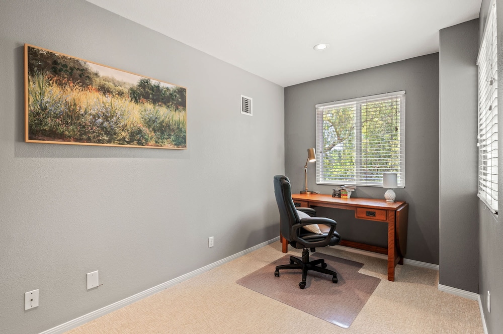 Mountain View Family Retreat w Game Room Scenic Decks