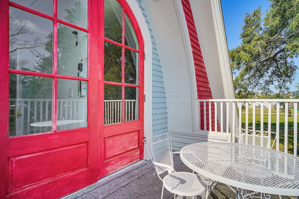 2 Mi to Gator Chateau: Vibrant Home w/ Balcony
