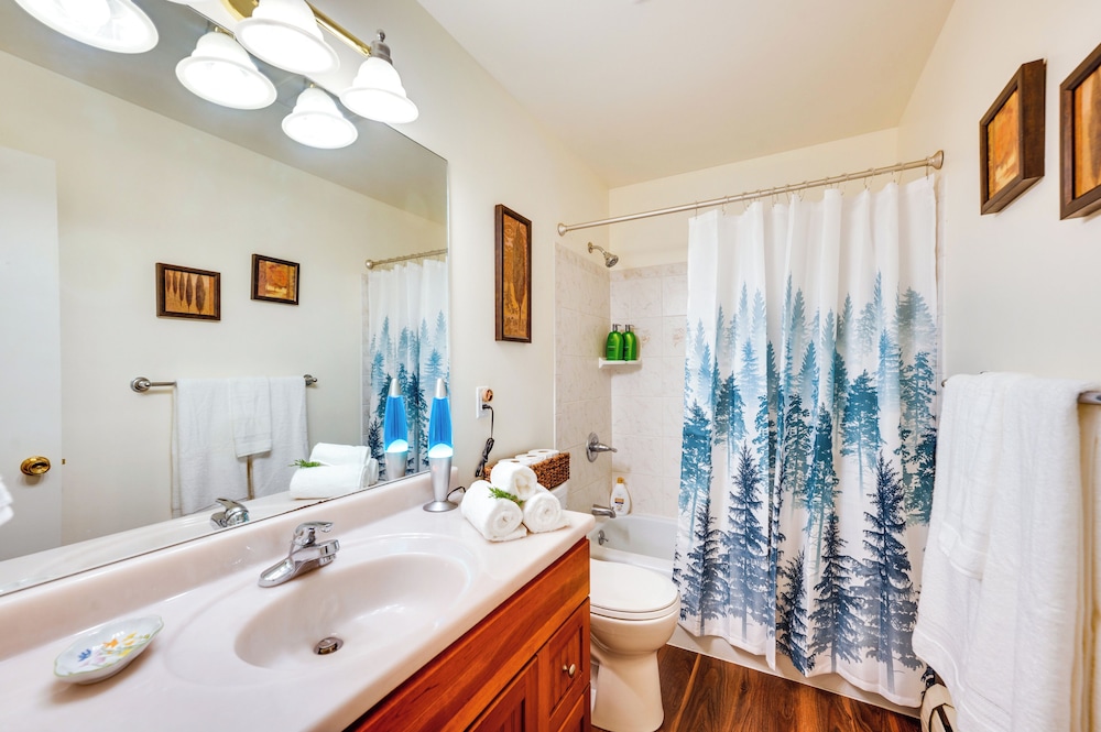 Estes Park Condo Rental: Balcony w/ River Views!