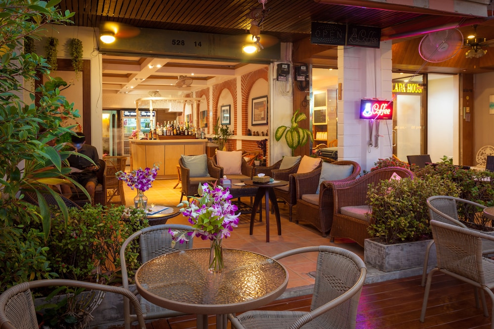 Karon Sunshine Guesthouse & Bar