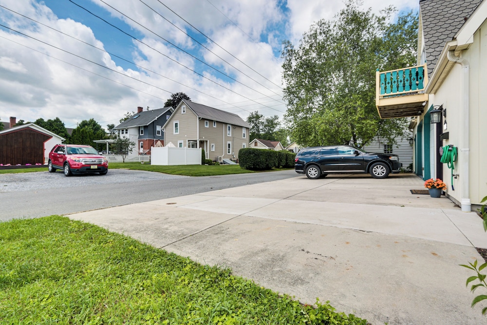 Walk to Town: Charming Unit w/ Balcony in Bedford!