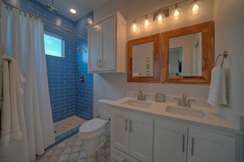 Sleeps 22! 2 Homes Priv Pool, Putting Green, Bar, Deck, Prime Port A Location