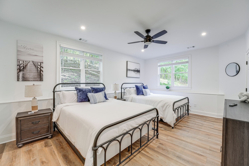 Hot Tub, Decks & 2 Kitchens: Mtn-view Jasper Gem!