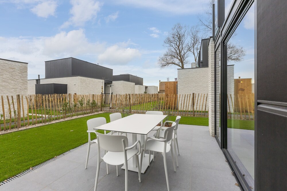 Newly Built Holiday Home for 6 People by the sea
