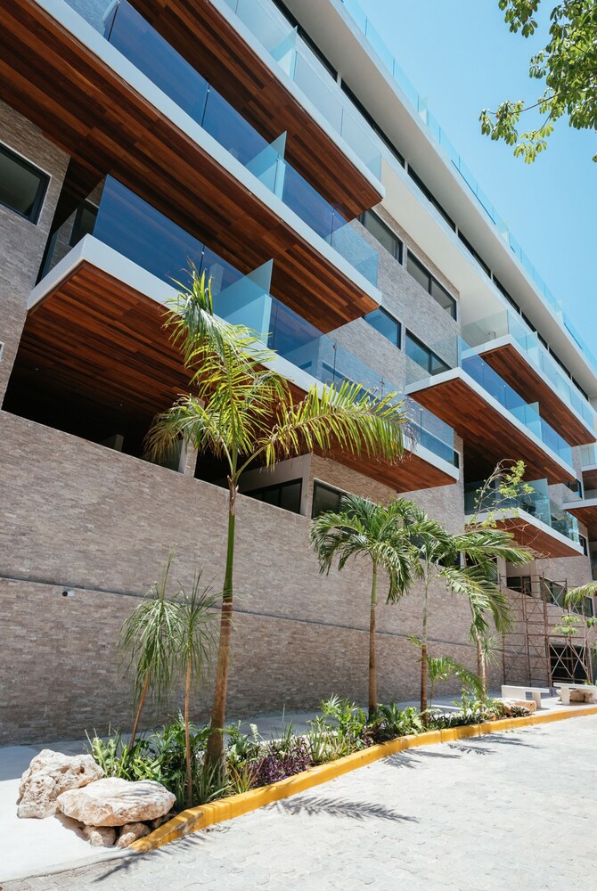Full Stylish 2BR apartment in heart of town by Happy Address