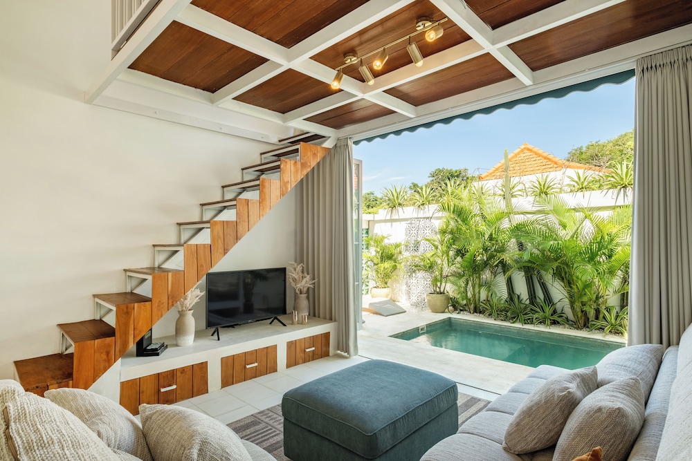 Tropical 1BR Private Pool Villa, 8 mins to beach In Uluwatu