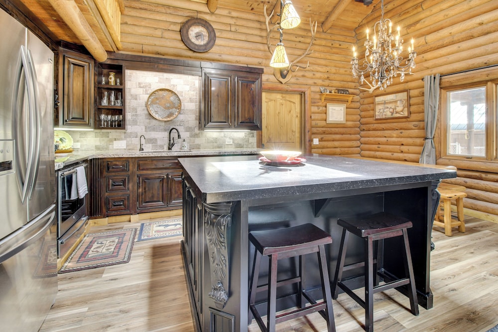 2 Mi to Show Low Lake: Log Cabin w/ Large Yard!