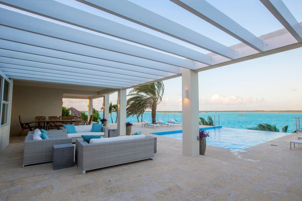 5 BR Waterfront Villa On Chalk Sound Blue Water
