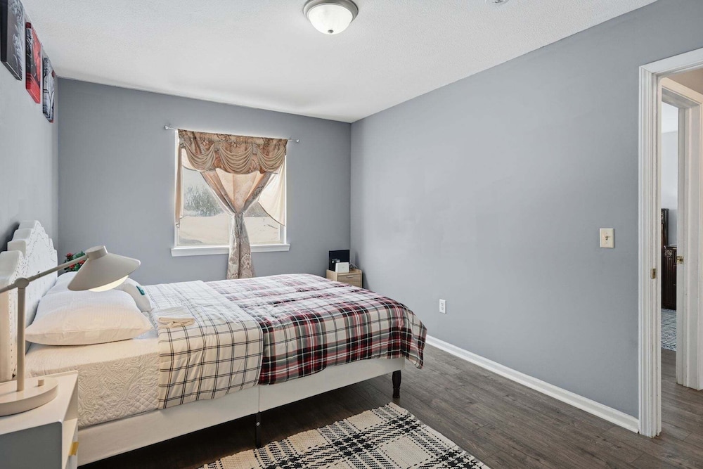 Bright 4br Near Msu & Downtown 4 Bedroom Home