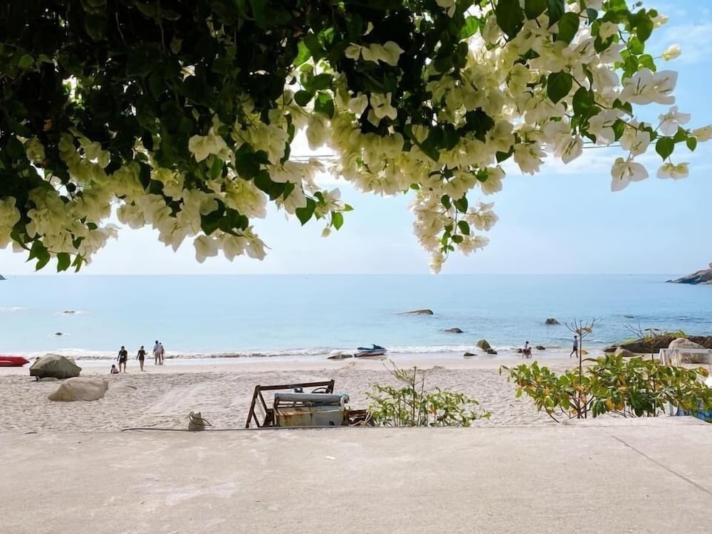 Blue Anchor Lodge & Cafe-Binh Ba Island