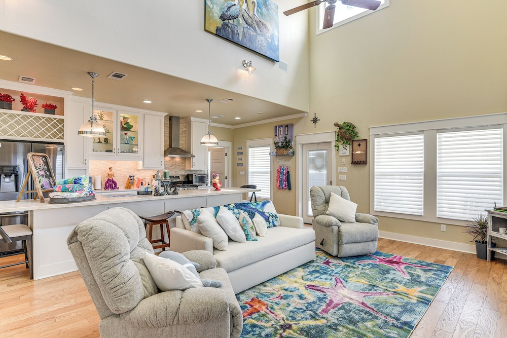 2 Blocks to Shore: Crystal Beach House w/ Yard!