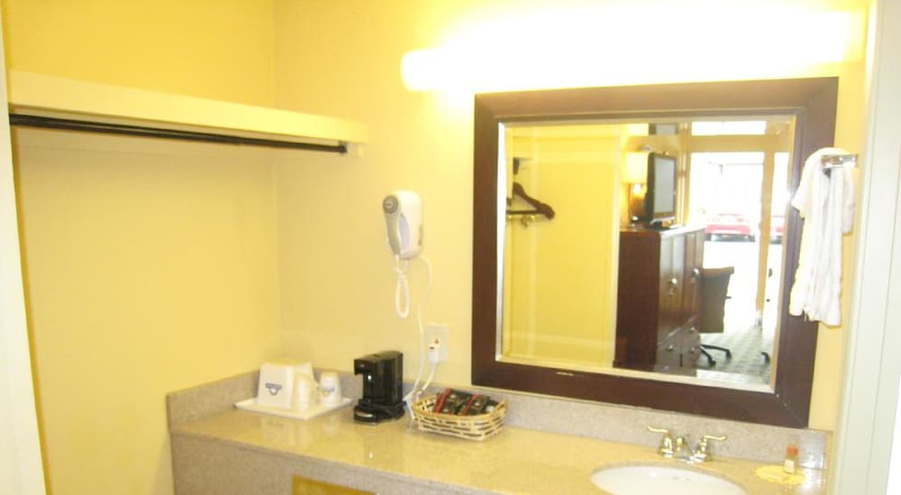 Brunswick Vacations - Days Inn by Wyndham Brunswick/St. Simons Area - Property Image 2