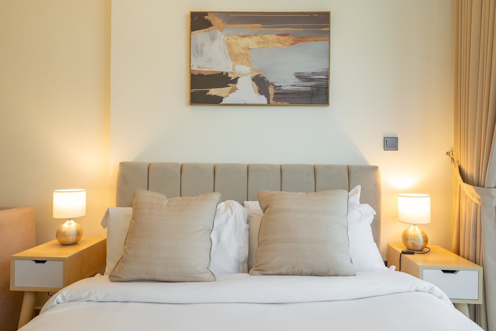 Stylish Studio Retreat in Riviera 33 Near Downtown