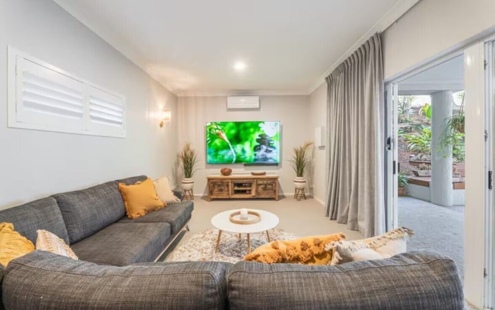 6 Bedroom Oasis in Burleigh Heads