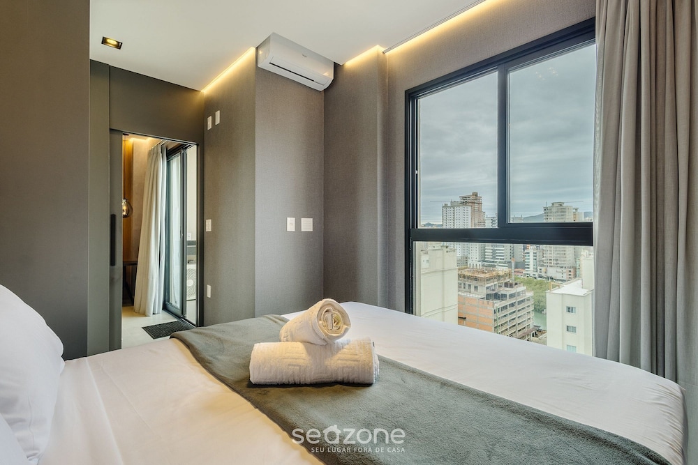 Your Exclusive Stay Just Steps From the sea in Meia Praia - FFS II