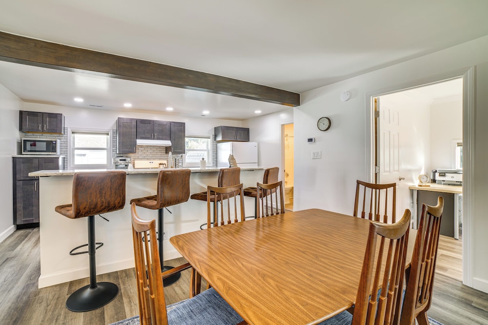 < 1 Mi to Dwtn: Valparaiso Family Home