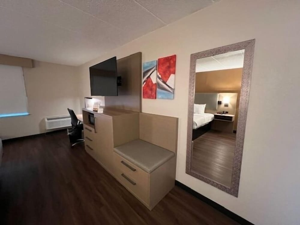 Lansing Delta West Hotel