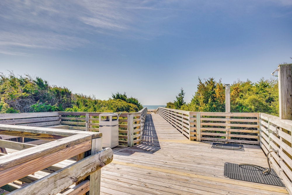 Steps to Sand! Condo w/ 2 Pools in Atlantic Beach