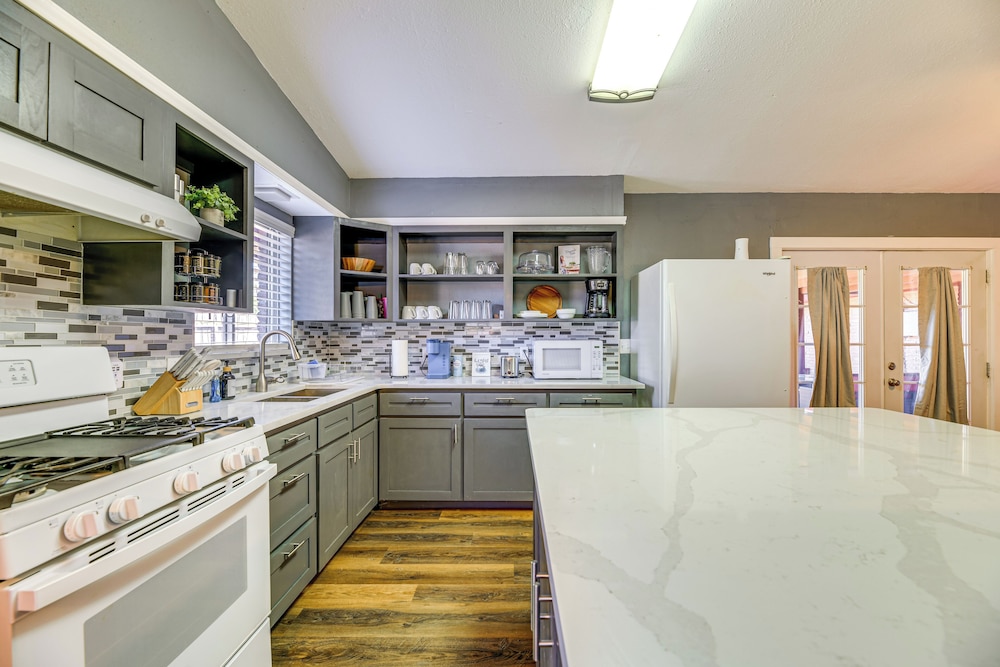 Game Room & Grill: Family Home in Corpus Christi!