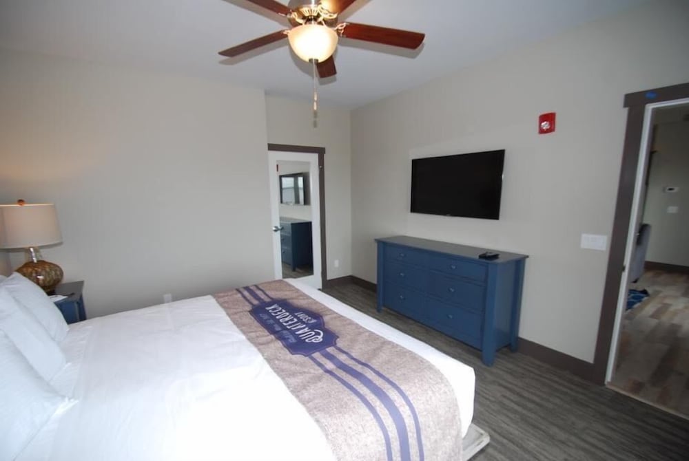 Quarterdeck Resort & Restaurant