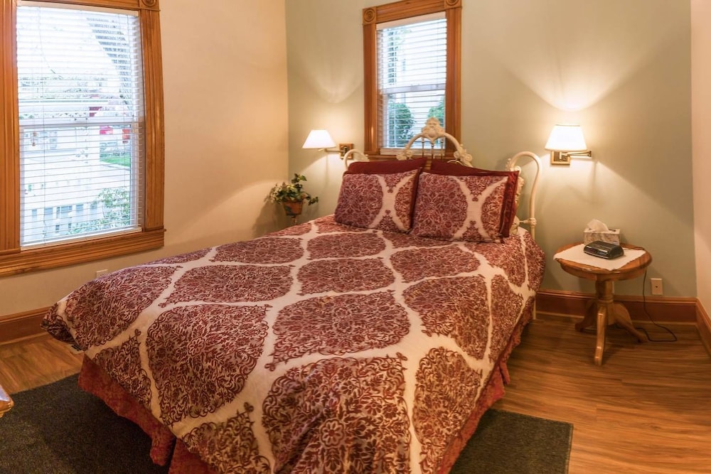 Ashland Vacations - Oak Sherwin House Near OSF - Property Image 4