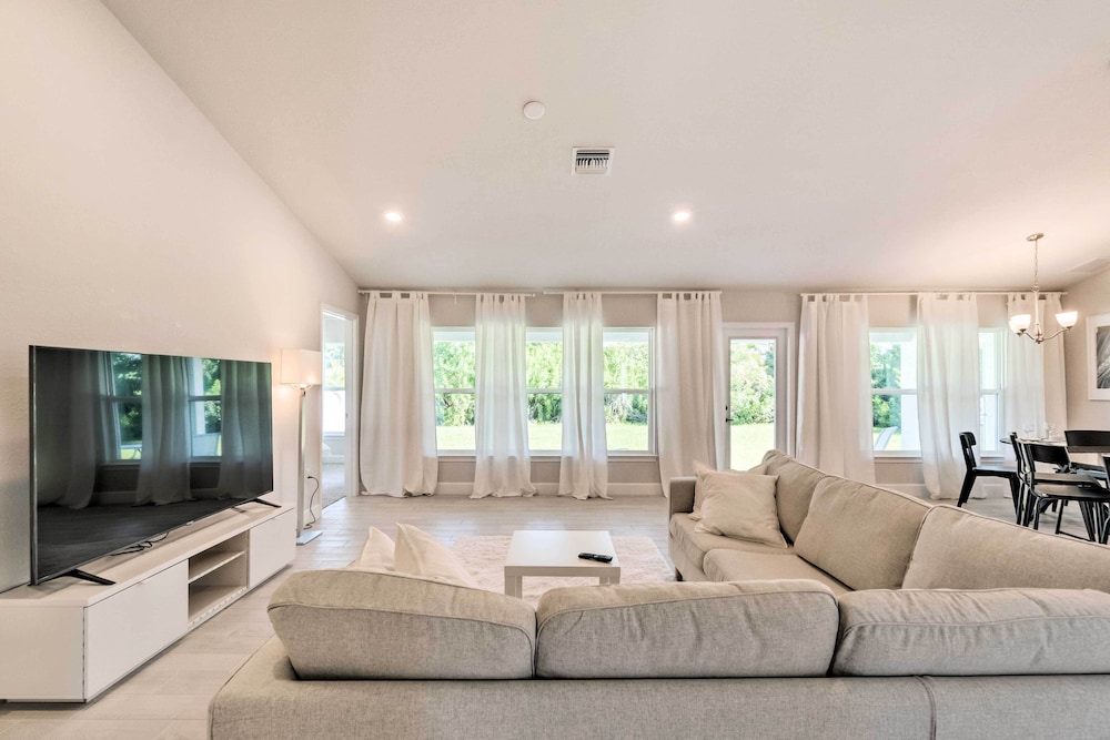 Elegant Port Charlotte Home < 10 Mi to Beach!