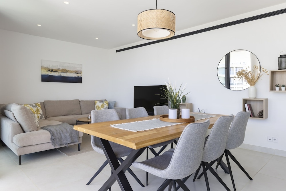Stylish Apartment With Large Terrace in Higueron