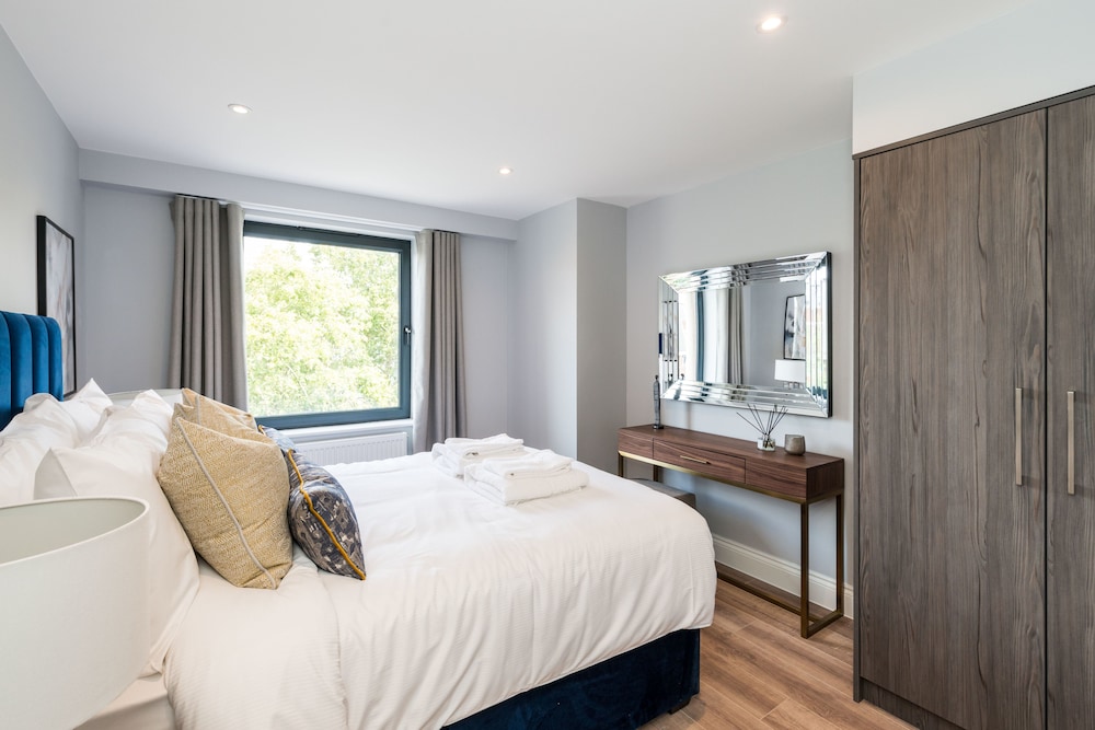 The Carlyle - Elegant Serviced Apartments