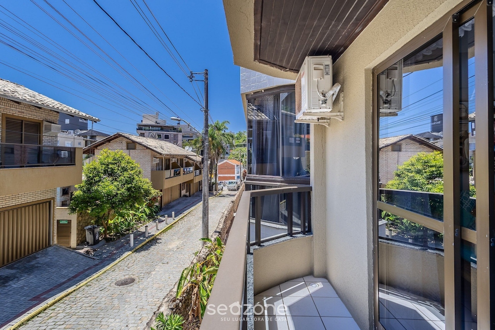 Apt in Condo w/ Pool 140 m From the Beach Rar0213