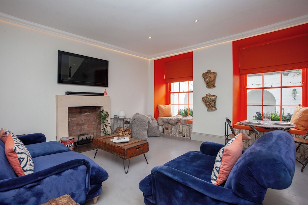 Higgihaus Apt1 36 37 Royal York Cres