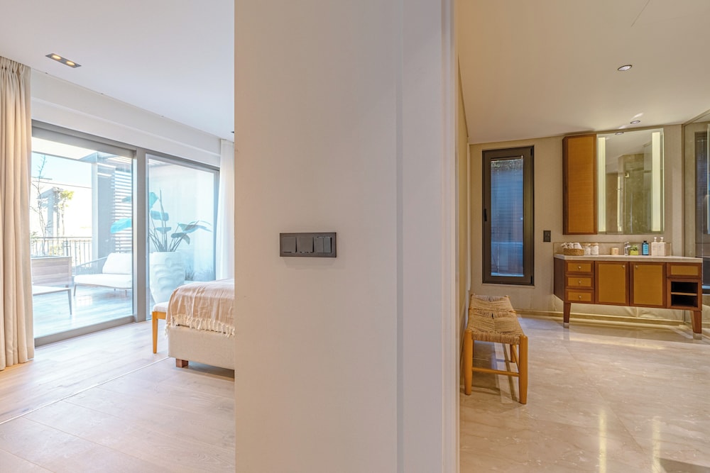 3-Bedroom Beachfront Villa with Hotel Amenities