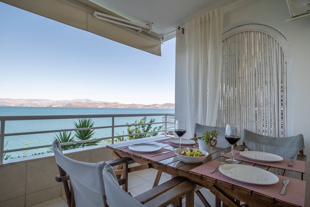 Meli Apartments & Villas